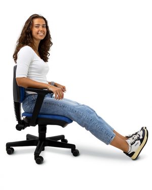 Frau sitzend auf einem Erzieherstuhl Nesta